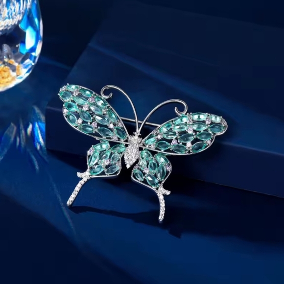 VQ Butterfly Brooch - Picture 2 of 4
